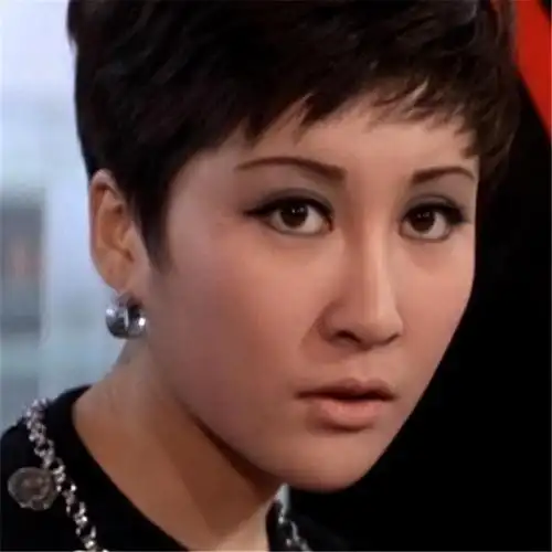 丁佩:李小龙死在她床上,向华强养了她42年,如今和向太情如姐妹|宅男