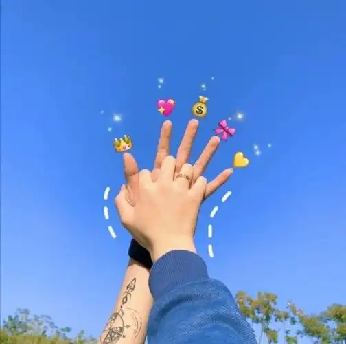 秀恩爱的情侣手势写真图片