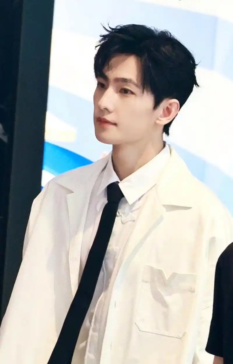 杨洋侧颜太帅了[太开心]#杨洋