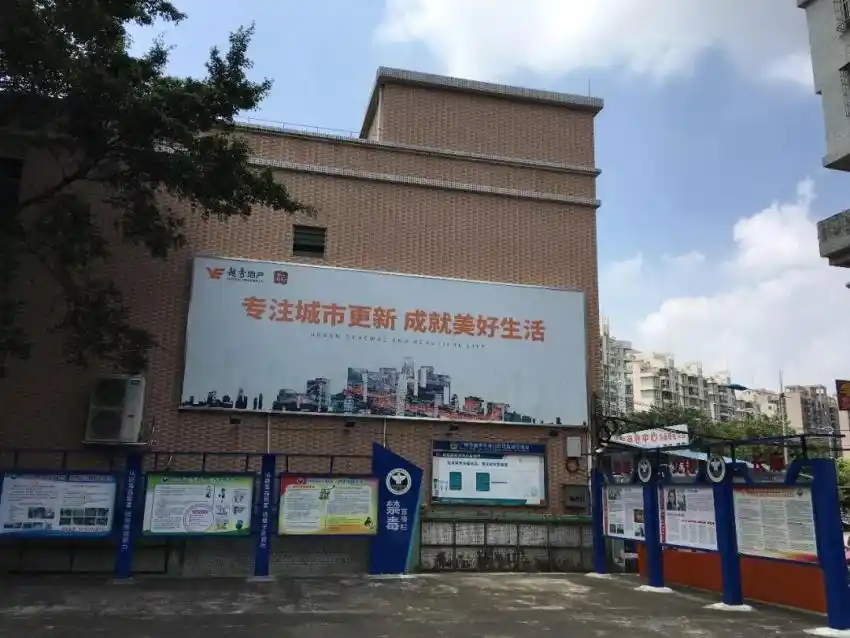 根据招标公告,里仁洞村旧改拟改造面积约172公顷,现有建筑面积约221万