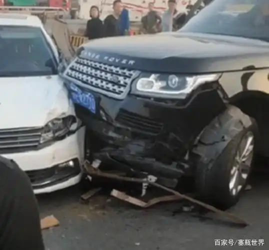 170万路虎揽胜撞上大众,看到两车差距,路虎车主直言:买亏了