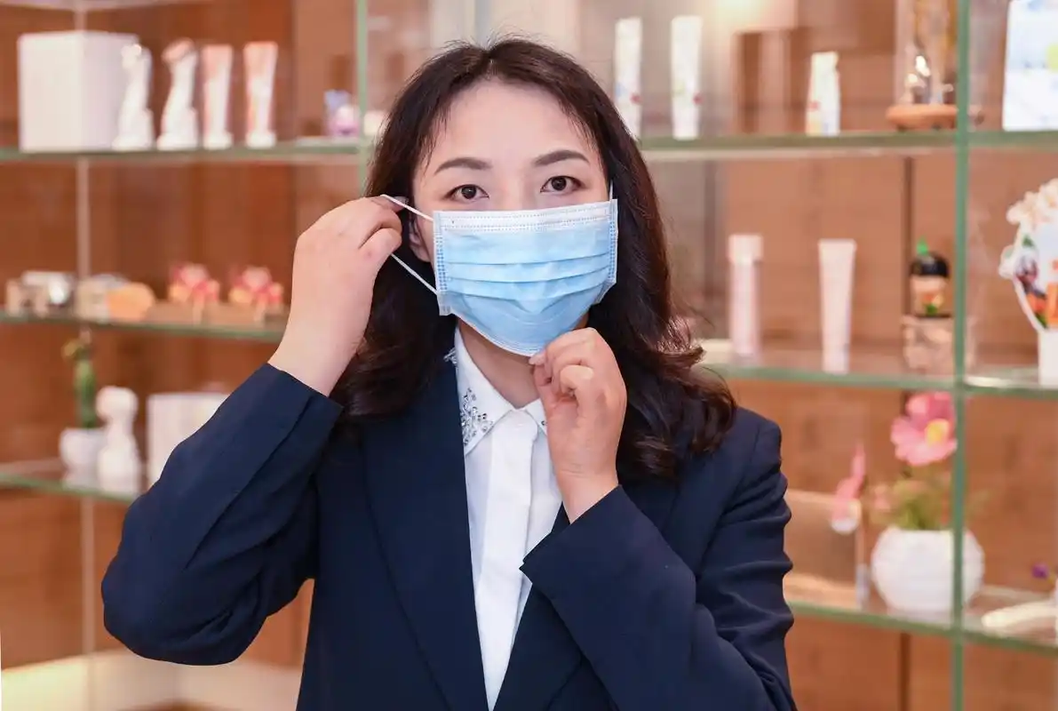 无限关爱极致用心系列报道之一坚持适时戴口罩