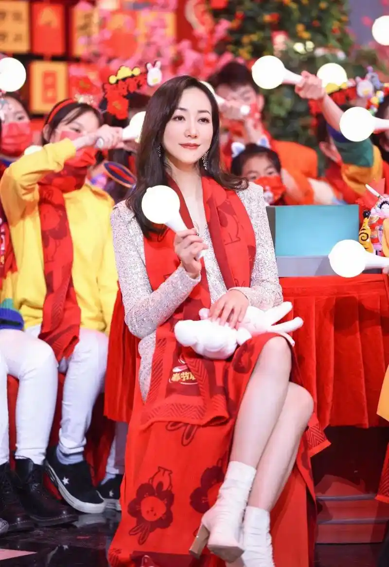 韩雪脚穿奶白色的尖头短靴,露出两条雪白的美腿真优雅,真性感