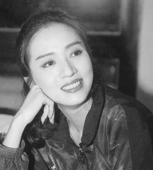 在梅艳芳葬礼上,为什么张柏芝笑?为什么周润发拒绝扶灵?