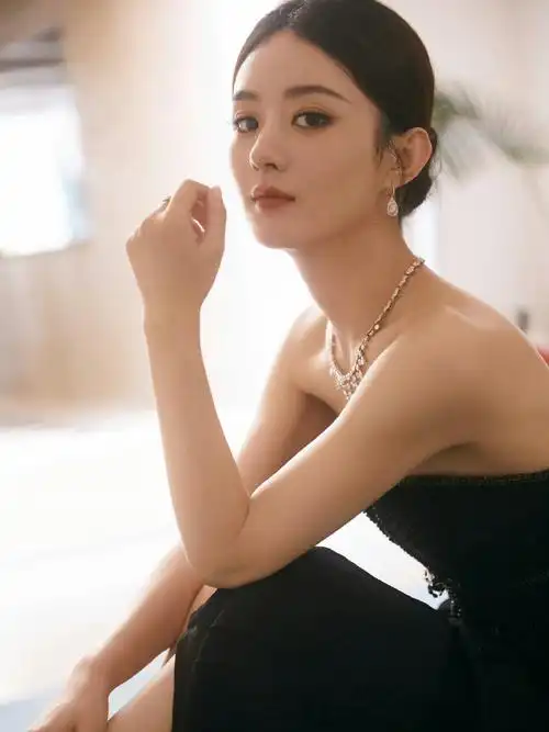 赵丽颖无袖白西装##赵丽颖戴比尔斯品牌代言人