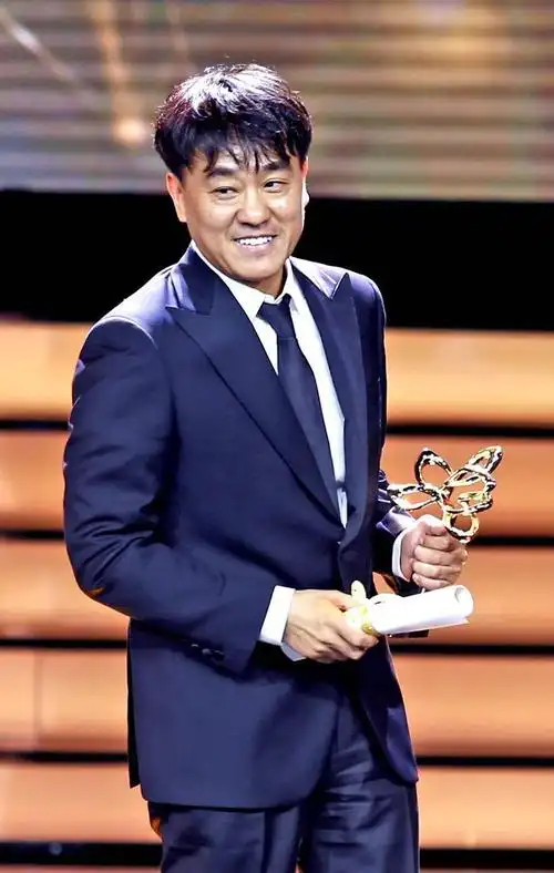 他曾因《后浪》视频而被刷屏,生活中他也跟着"后浪"在追剧_何冰