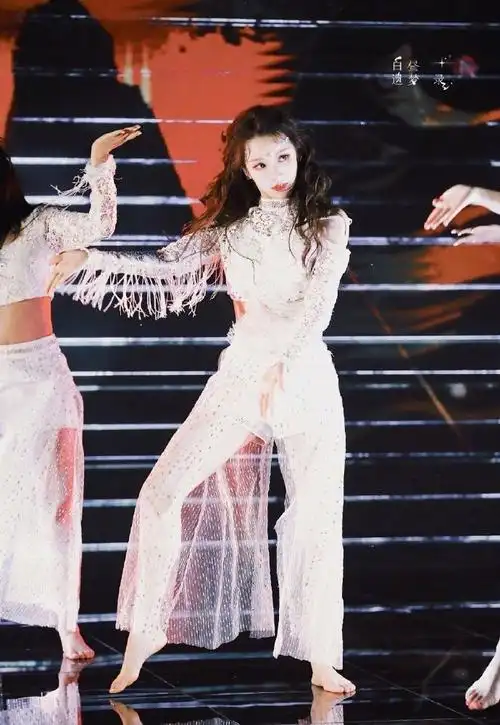 舞台上那个闪闪发光的姜姜我们等你@创造营2020-姜贞羽