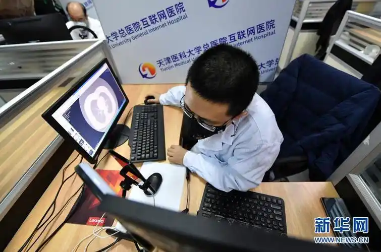 3月3日,天津医科大学总医院的医生用手机视频进行线上问诊.