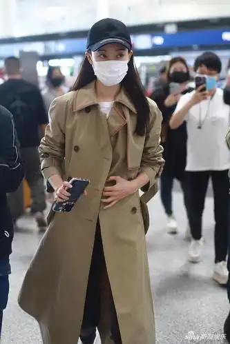 2021年5月4日,北京,明星现身机场. 张小斐