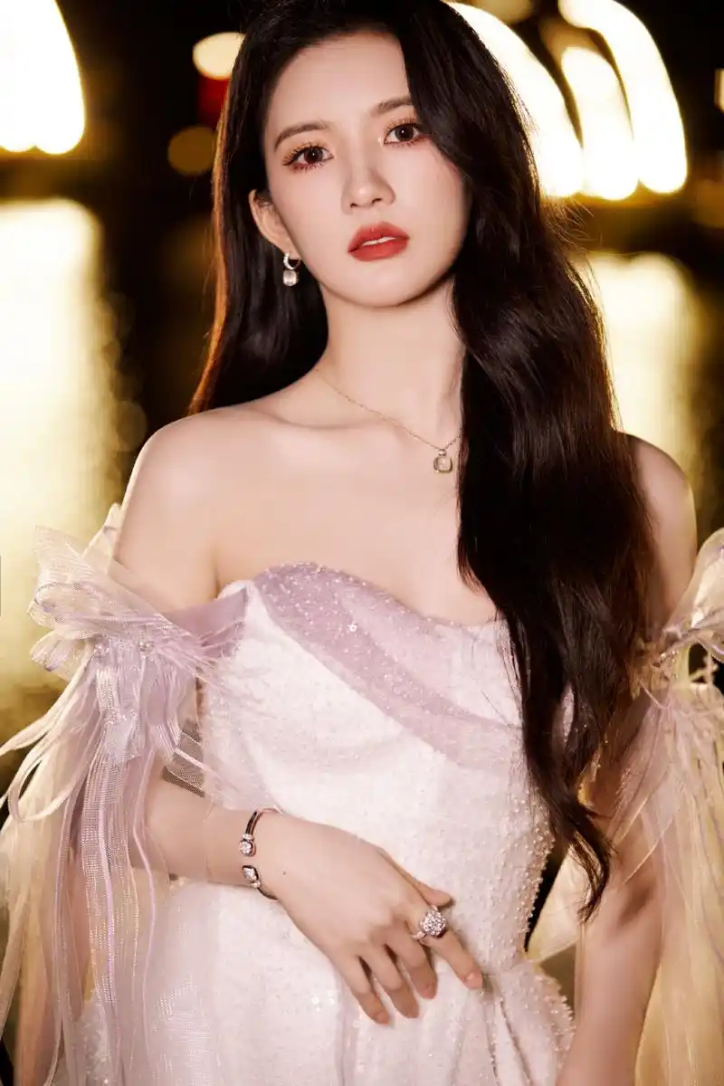 粉色礼服闪耀着青春的光彩,幸福的笑容如同阳光温暖人心.#刘些宁