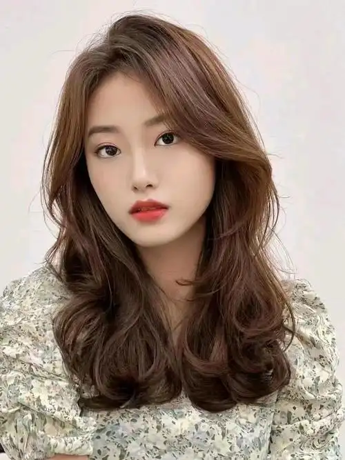 一种非常浪漫的发型,它的长度一般在肩膀一下,能够突出女性的温柔气质