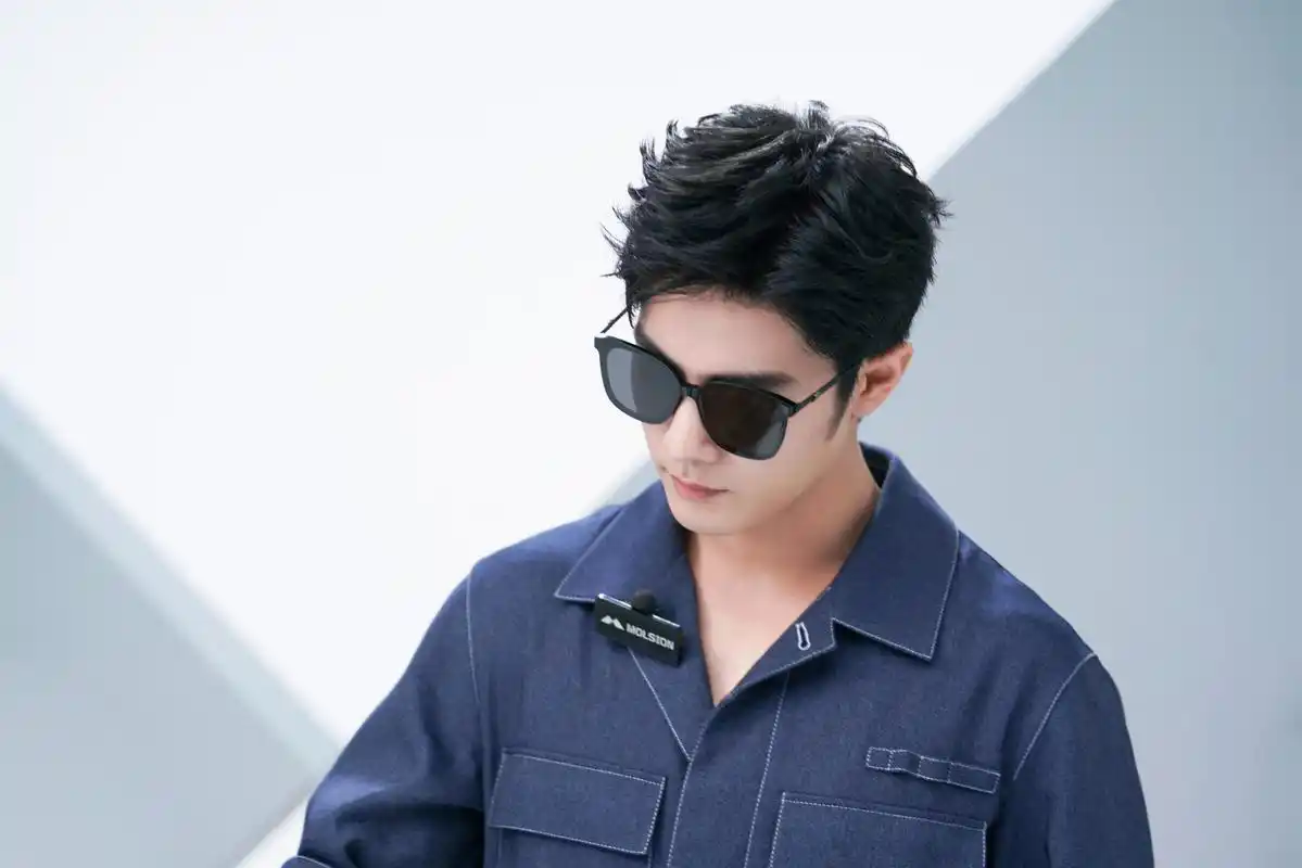 肖战戴金丝眼镜好帅啊