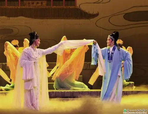 越剧有句话,"落难公子中状元,私定终生后花园",意思是越剧大都是讲