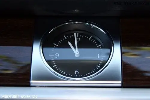 新迈腾的石英钟新巧简约,提高了车辆的档次