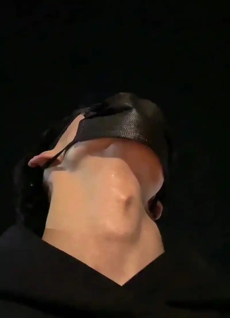 张真源的喉结,有点绝绝子