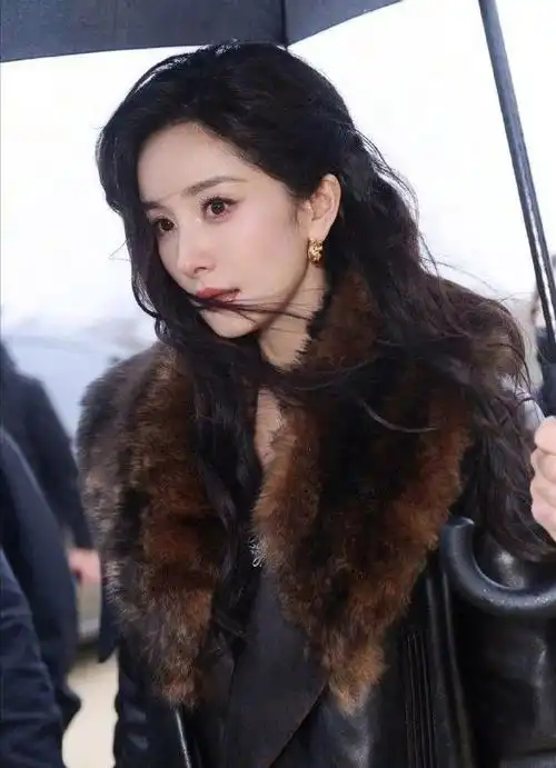 时装周生图来了!37岁杨幂罕见露出褐色胎记,怼脸看像是老了10岁|妆容|