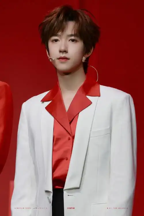 贺峻霖现场可爱三连拍