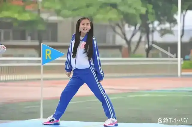 杨颖在跑男的游戏照片被抛出,一身学生装扮,还梳了少女的发型,妥妥的
