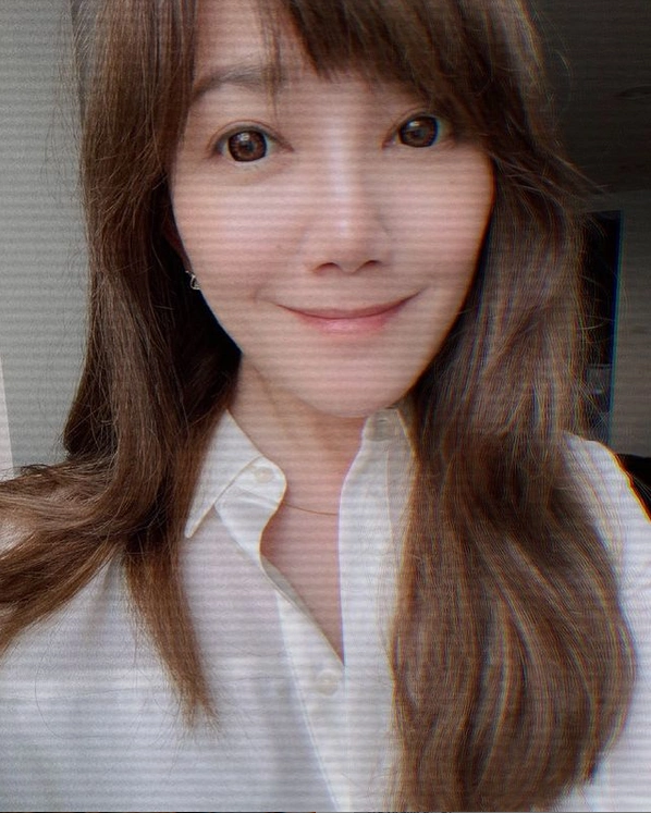 组图:梁静茹穿牛仔外套晒美照 怼脸自拍皮肤白皙紧致状态好