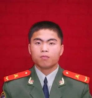 谁有两寸军装免冠照片.麻烦发一张.谢谢