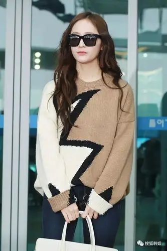 机场时尚的标杆krystal郑秀晶亮相机场出席米兰时装周