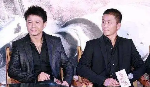 吴京看段奕宏的眼神太甜了吧,眼神含情脉脉,经常不自觉的微笑