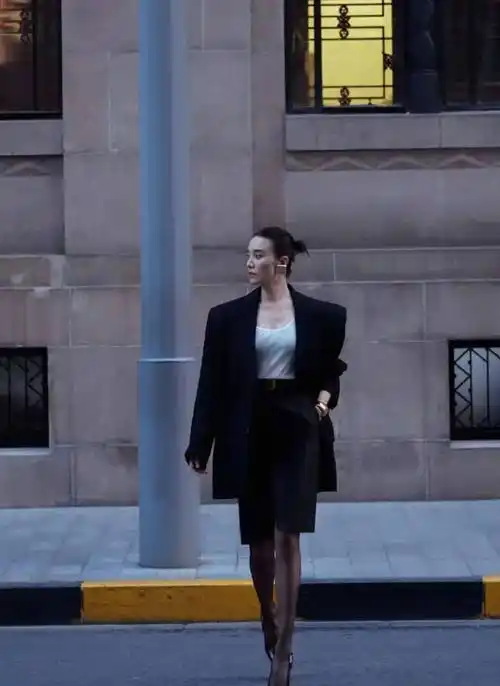 宋佳一身职业装气场超a 眼神锐利金色耳饰太亮眼_时尚_魅力_目标