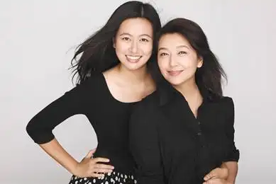 江珊与爱女合影