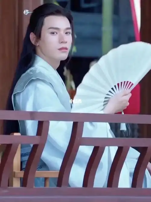 温客行一身白衣,无论是持剑或持扇打戏都可以封神了啊!