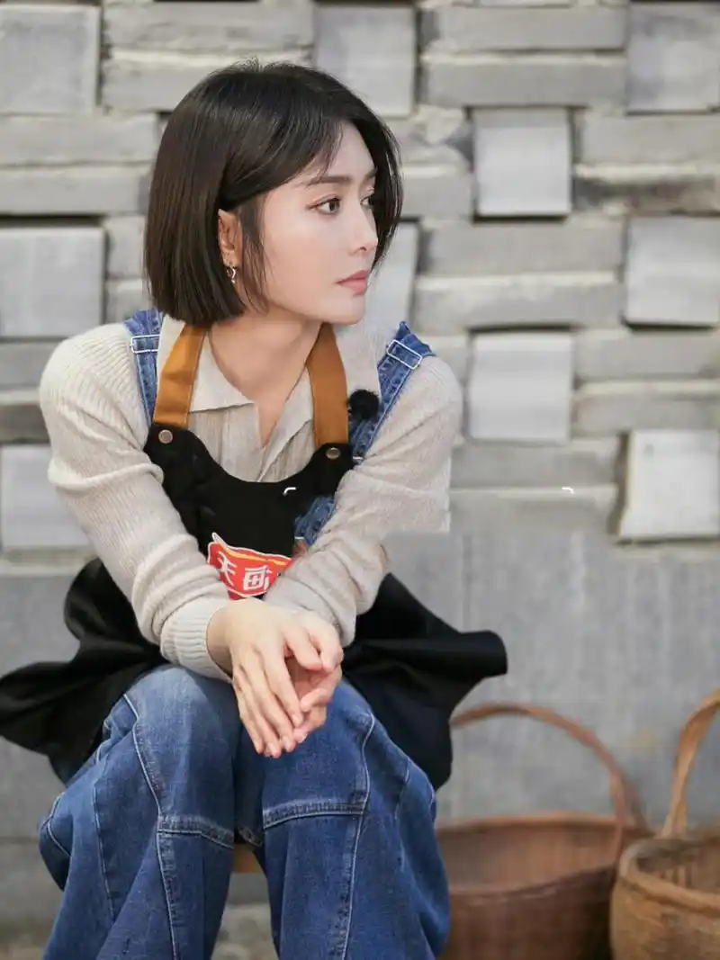 女神秦岚剪一刀切短发后,更加迷人 秦岚最近在节目中的一款短发造型