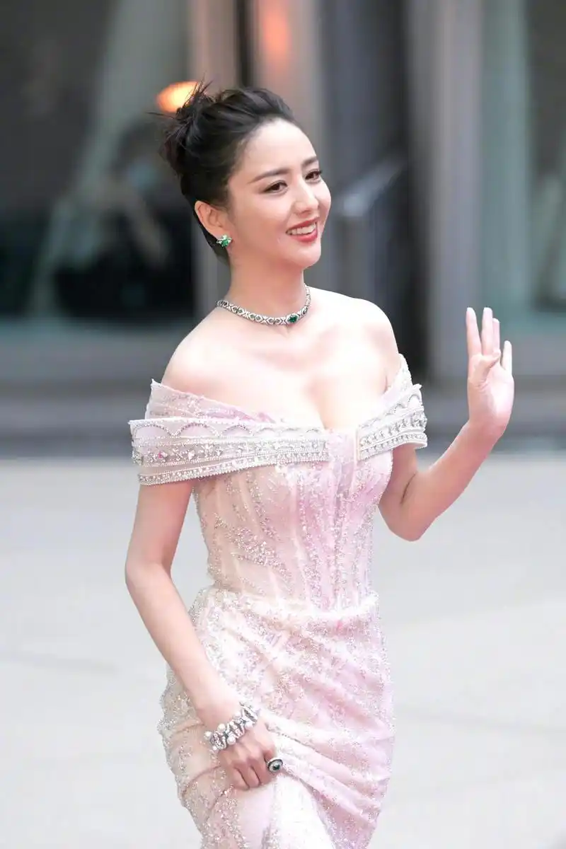 佟丽娅红毯新造型,一袭镶钻鱼尾露肩拖尾长裙,优雅又迷人!