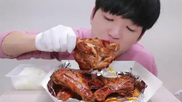 韩国吃货小哥,吃4个大鸡腿,用手抓着大口啃,吃的太馋人了