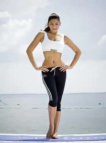 混血体育宝贝泳装秀丰盈 丰满双峰呼之欲出(组图)