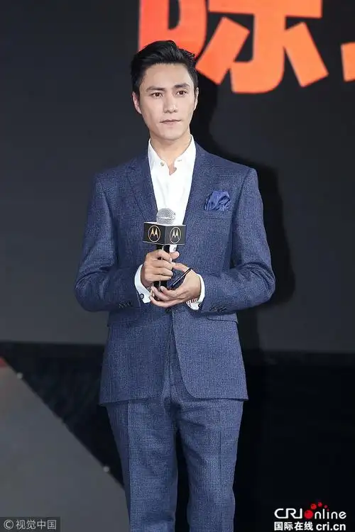 陈坤穿蓝色西装帅气亮相 颜值在线眼神电力十足