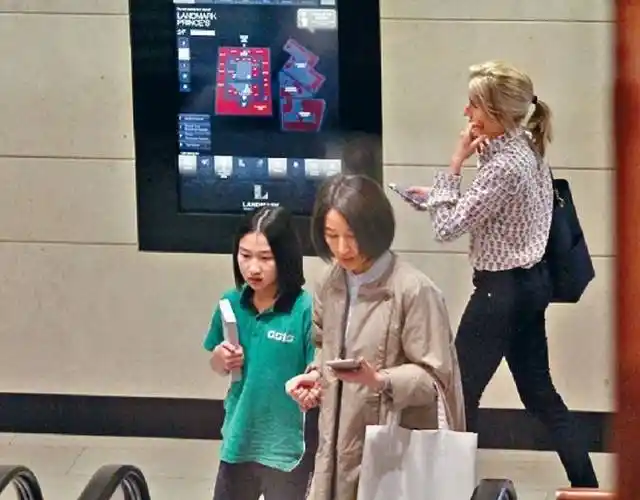 关咏荷带女儿上街购物 11岁张童美貌不输妈妈