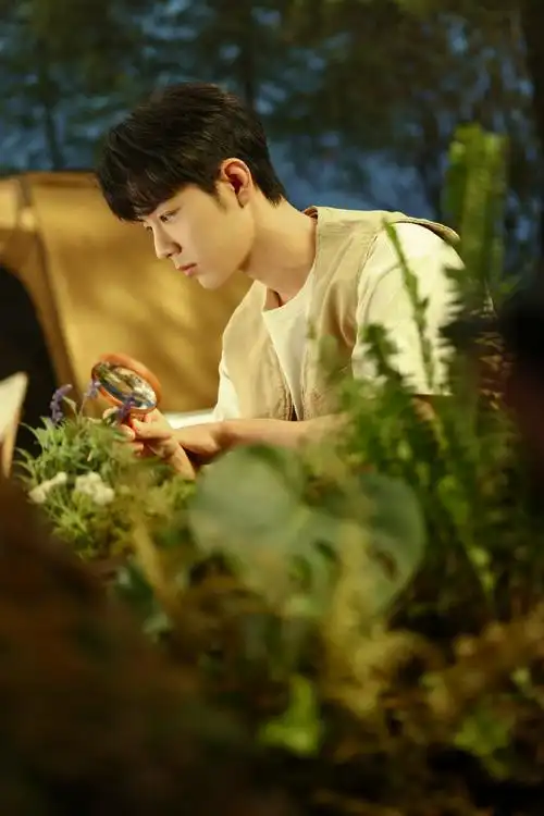 肖战壁纸超话#肖战#‖#肖战平安喜乐#  今天的风里,有我想你的味道.