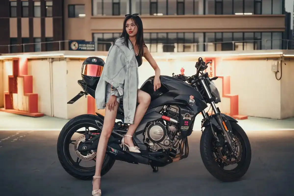 是不是你们喜欢的机车美女