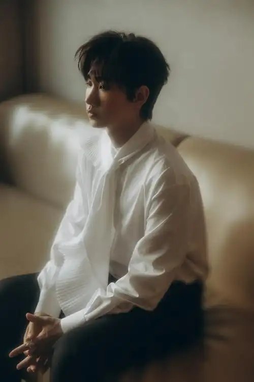 简介:汪苏泷白衬衫复古写真图片,分享一组汪苏泷图片给大家,图中的