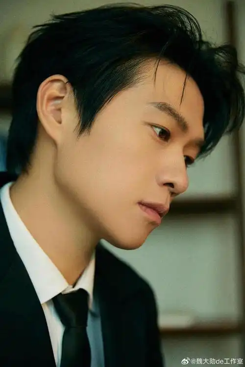 黑西装白衬衫品茶的大勋,帅气有型的大帅哥|魏大勋_新浪新闻