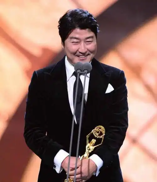 国民大饼脸男神第三次拿下青龙奖最佳男主角,一向演绎普通人的他,却