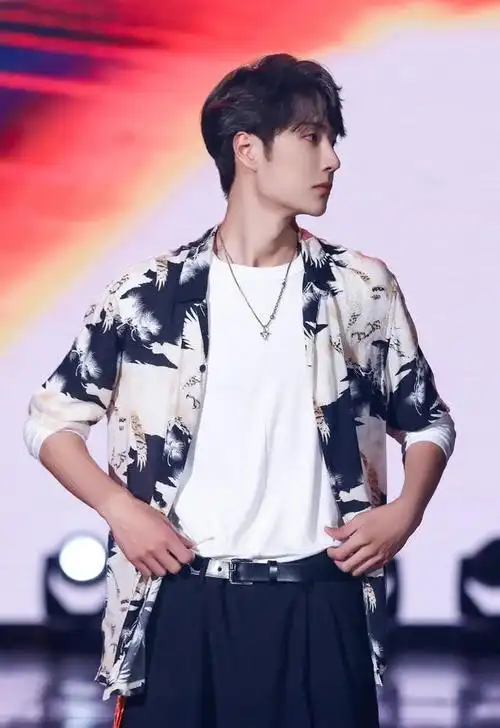 王一博的夏日叠加穿法,增加穿搭的时髦感,快学起来吧!