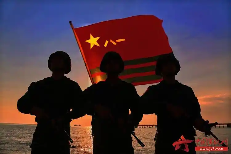 霞光辉映,一组剪影带你领略军人风采!