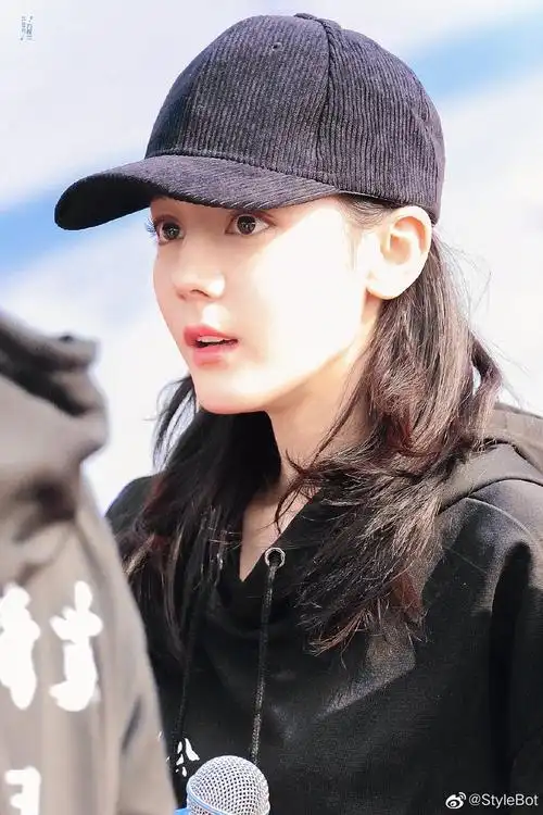 今日开机饭拍,穿着黑色卫衣搭配同色系鸭舌帽……|迪丽热巴_新浪