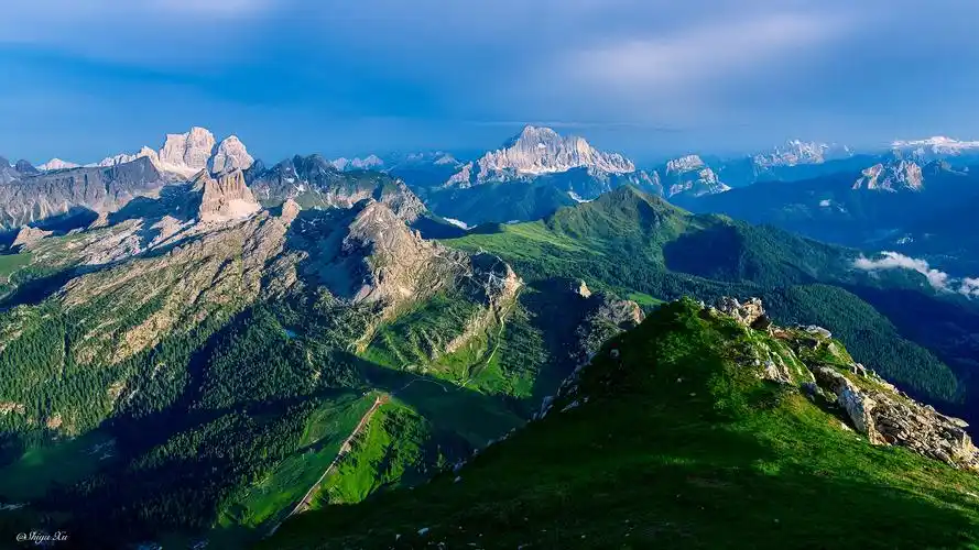 行走在多罗米蒂高山之巅