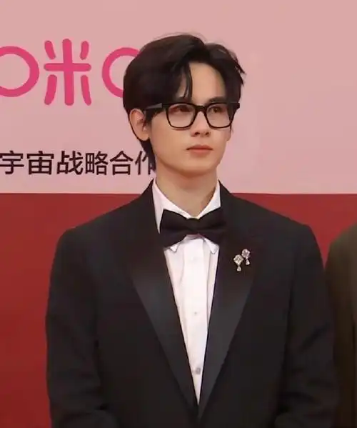 胡先煦今日亮相上海国际电影节红毯,黑西装77黑框眼镜造型真的太帅