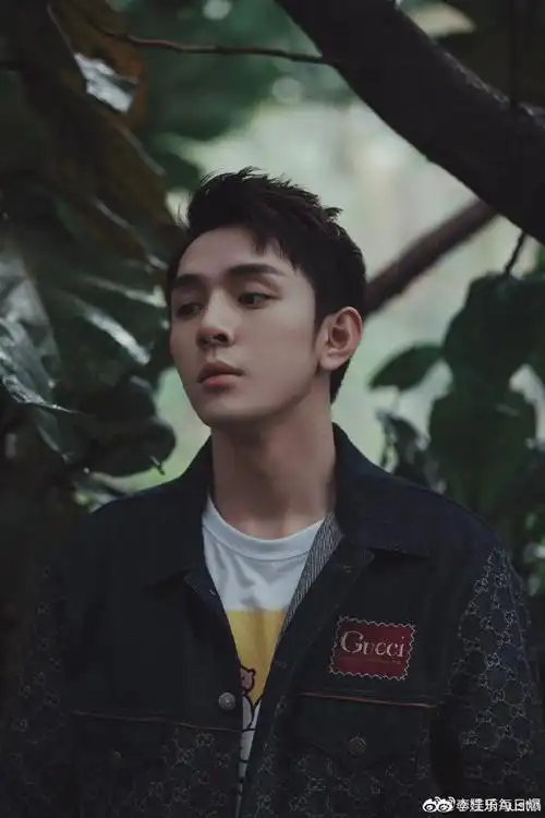 李佳琦雨伞写真##李佳琦打伞写真