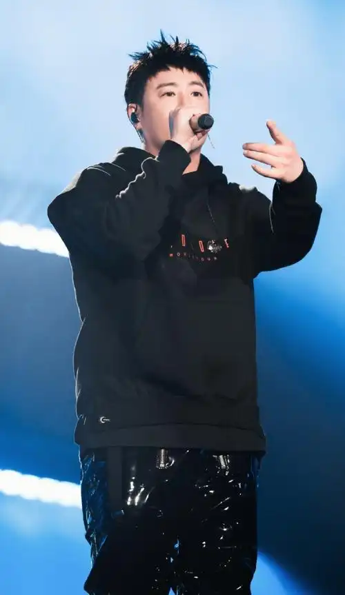 #潘玮柏喜欢黑色的原因找到了##潘玮柏把黑色焊在身上