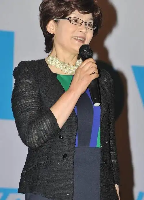 快70岁的潘虹状态太真实,素颜上台都显精致,老艺术家气质真难得