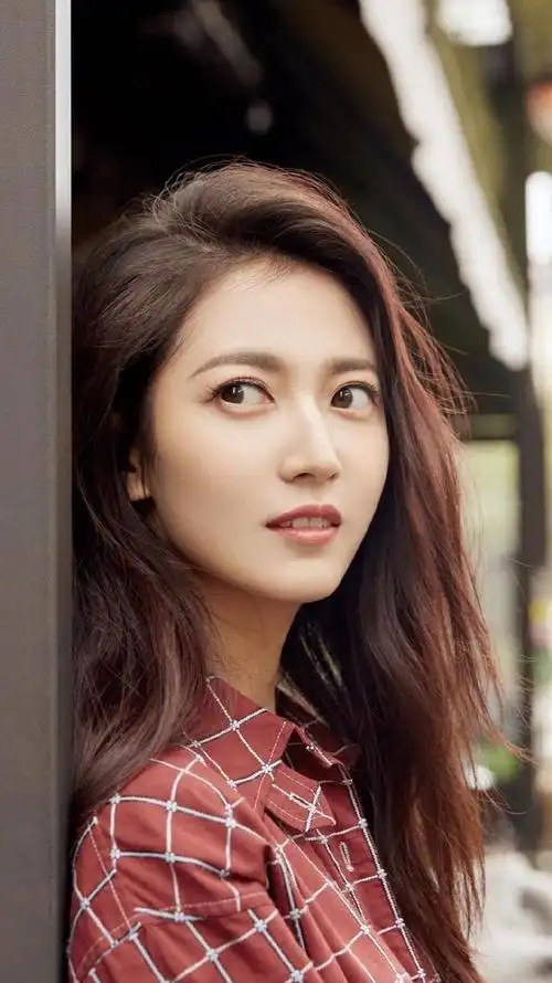 陈钰琪越来越时髦,穿衬衫连衣裙配长筒靴街拍凹造型,显瘦又显高