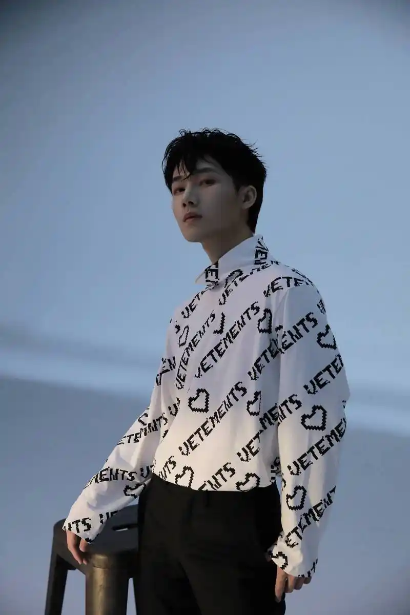 这六年间,蒋敦豪的多重身份表明着他的多面态度,他做过歌手出过个人